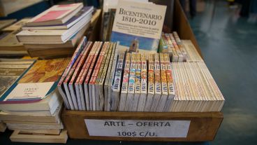 Un cajón con libros en oferta. Muchos de estos libros dificilmente se consigan en librerías tradicionales.