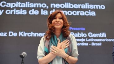 Cristina Kirchner tras su discurso en el Foro en Buenos Aires.