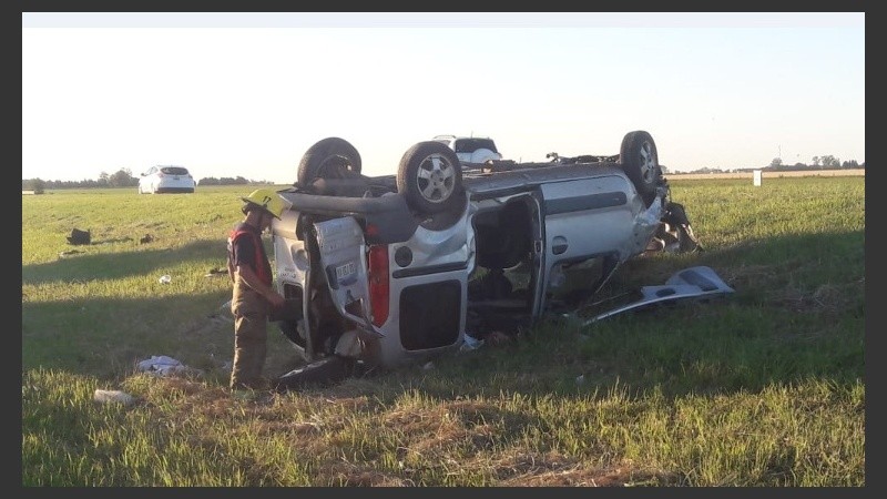 El utilitario quedó ruedas arriba a la vera de la ruta.