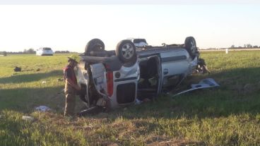 El utilitario quedó ruedas arriba a la vera de la ruta.