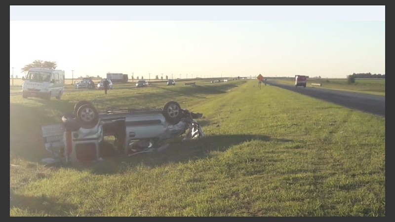 El utilitario quedó ruedas arriba a la vera de la ruta.