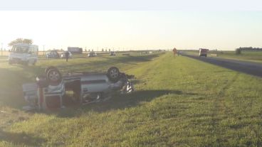 El utilitario quedó ruedas arriba a la vera de la ruta.