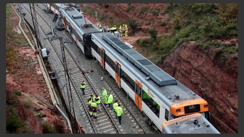 El tren descarriló por un desprendimiento de tierra. 