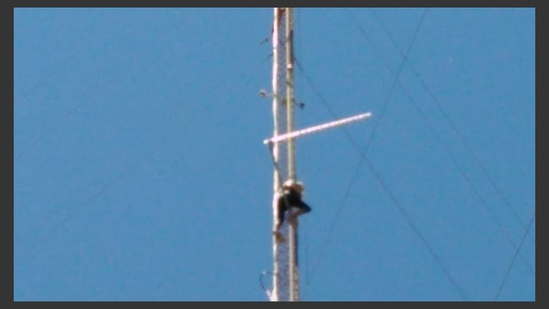 El momento en el que el hombre baja de la antena.