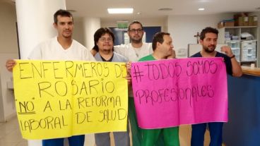 Enfermeros dicen "no a la reforma laboral en salud" que les impide ser considerados profesionales.