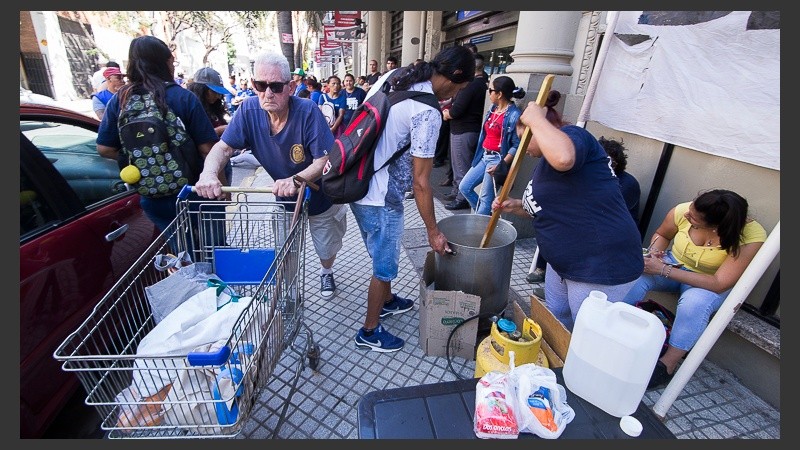 Se realizó una olla popular frente al supermercado Coto de calle Urquiza.