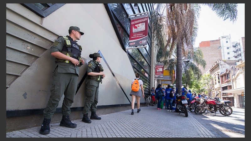 La presencia de Gendarmería en el supermercado de Urquiza al 1600.