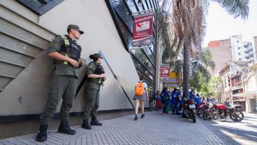 La presencia de Gendarmería en el supermercado de Urquiza al 1600.