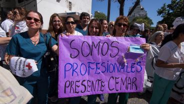 Contundente movilización de enfermeros en reclamo de su derecho a la carrera sanitaria.