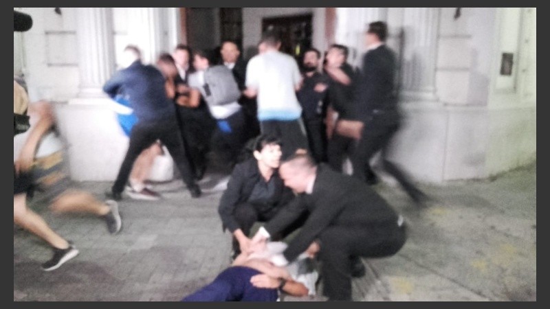 El operativo en el teatro este miércoles a la noche.