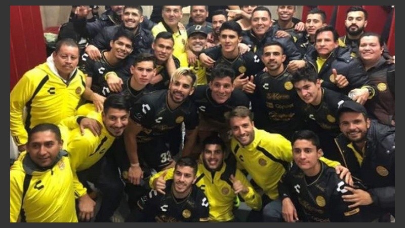 El festejo de Maradona y sus jugadores en el vestuario.