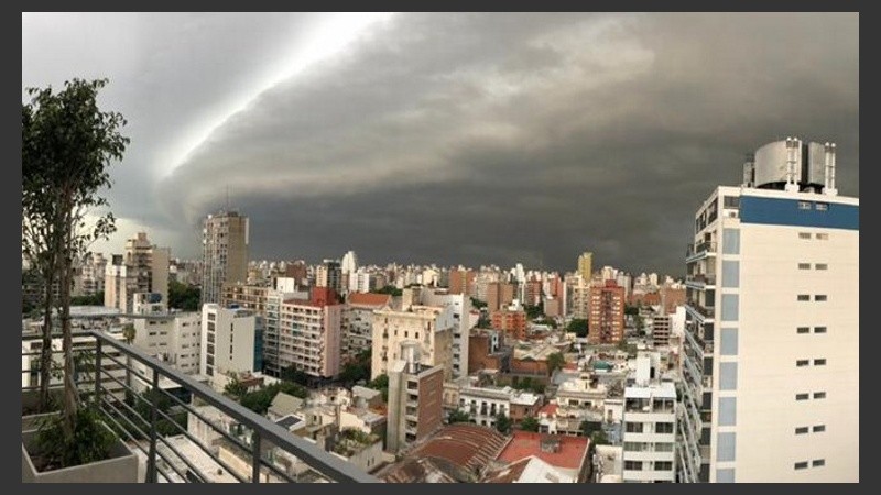 El cielo rosarino antes de la tormenta.