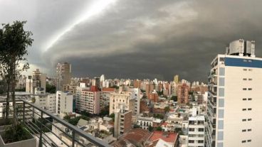 El cielo rosarino antes de la tormenta.