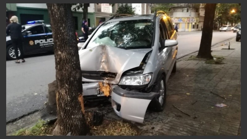 Fuera de control, la Chevrolet Zafira terminó contra un árbol.