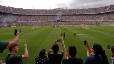 Tribunas llenas, como si fuese un partido.