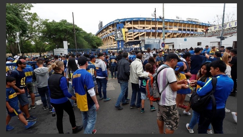Miles de hinchas se quedaron sin poder entrar.