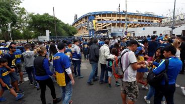 Miles de hinchas se quedaron sin poder entrar.