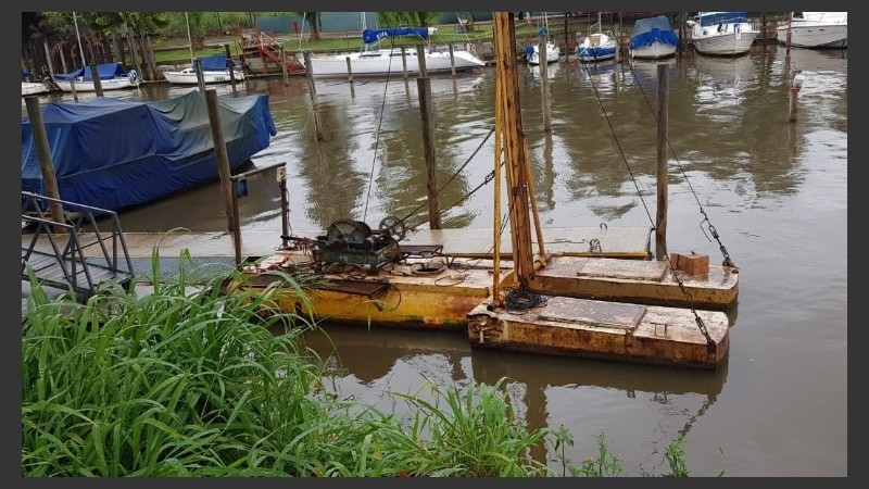 La grúa acuática se desplomó luego de retirar una embarcación del agua.