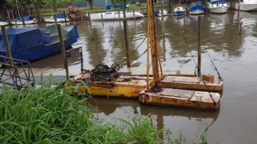 La grúa acuática se desplomó luego de retirar una embarcación del agua.