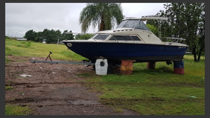 La grúa acuática se desplomó luego de retirar una embarcación del agua.