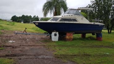 La grúa acuática se desplomó luego de retirar una embarcación del agua.