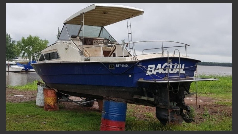 La grúa acuática se desplomó luego de retirar una embarcación del agua.