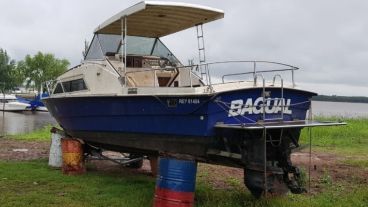 La grúa acuática se desplomó luego de retirar una embarcación del agua.