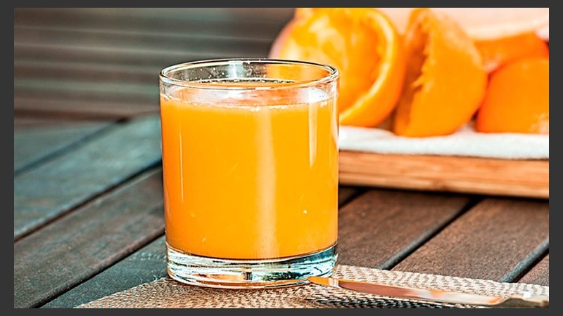 Quienes tomaban un jugo de naranja al día tenían un 47% menos de riesgo de sufrir pérdida de la memoria.