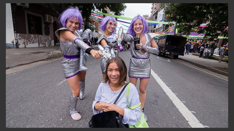 Un grupo de chicas se divierte en plana calle Santa Fe.