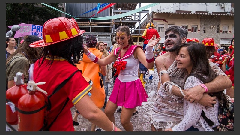 Baile y diversión este viernes en la bajada de Odontología.