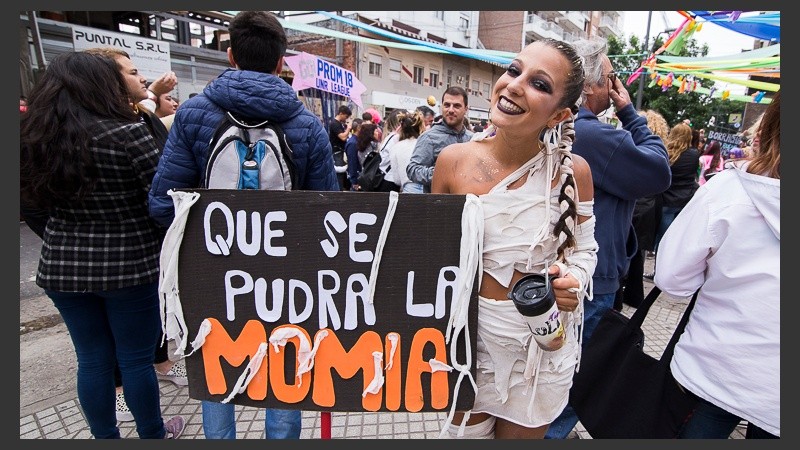 Carteles ingeniosos se vieron en la fiesta de los egresados.