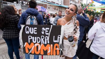 Carteles ingeniosos se vieron en la fiesta de los egresados.