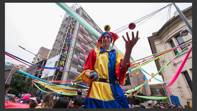 Equilibrio y destreza de este joven.
