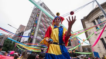 Equilibrio y destreza de este joven.