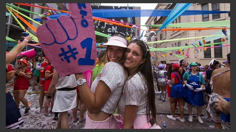 Dos chicas en pleno festejo. La bajada ya es tradición en la ciudad.