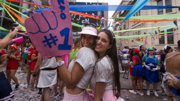 Dos chicas en pleno festejo. La bajada ya es tradición en la ciudad.