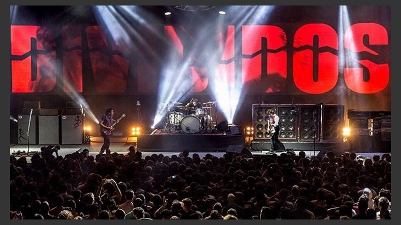 Divididos lanzó en agosto “Haciendo cosas raras”,  la regrabación completa de su disco debut, “40 Dibujos Ahí en el Piso”.