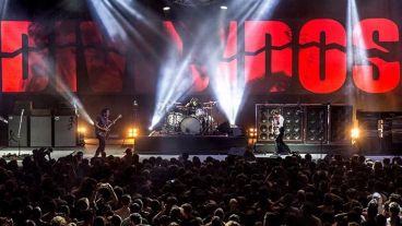 Divididos lanzó en agosto “Haciendo cosas raras”,  la regrabación completa de su disco debut, “40 Dibujos Ahí en el Piso”.
