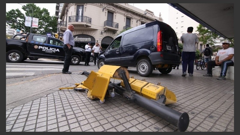 La escena del choque en la esquina de Italia y Pellegrini. 