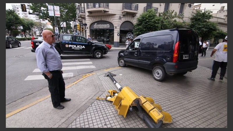 La escena del choque en la esquina de Italia y Pellegrini. 