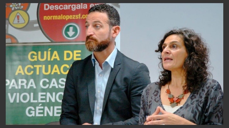 La concejala Norma López junto a Roberto Sukerman dieron a conocer las cifras de femicidios en Argentina y Santa Fe.
