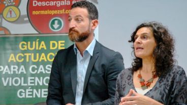 La concejala Norma López junto a Roberto Sukerman dieron a conocer las cifras de femicidios en Argentina y Santa Fe.