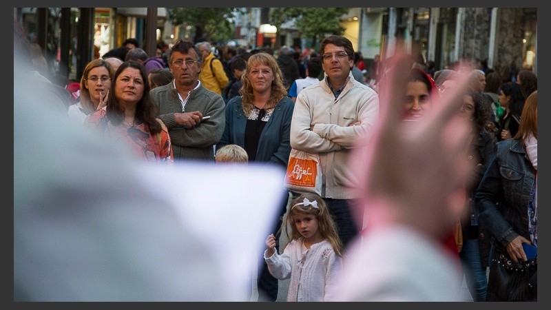 Lectura en vivo en el cruce de peatonales.
