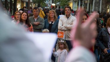 Lectura en vivo en el cruce de peatonales.