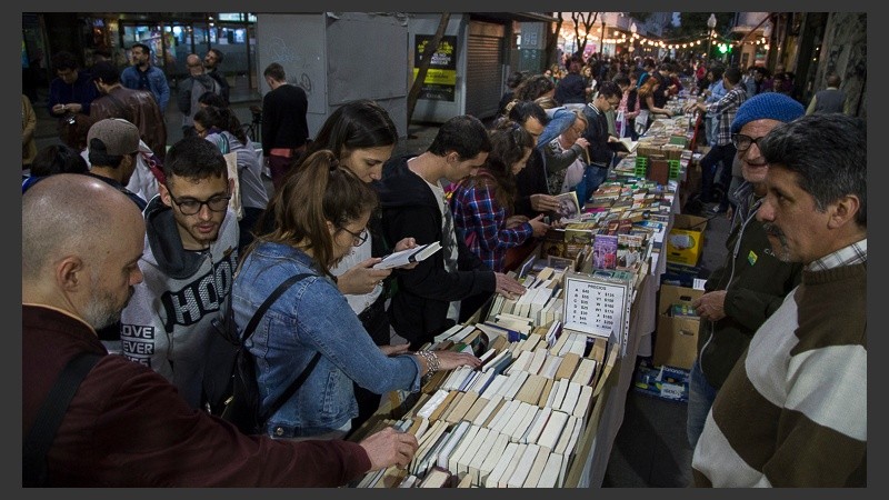 La peatonal Córdoba repleta de gente buscando libros.