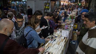 La peatonal Córdoba repleta de gente buscando libros.