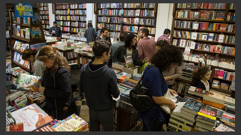 Buena concurrencia de gente en las librerías de la ciudad.