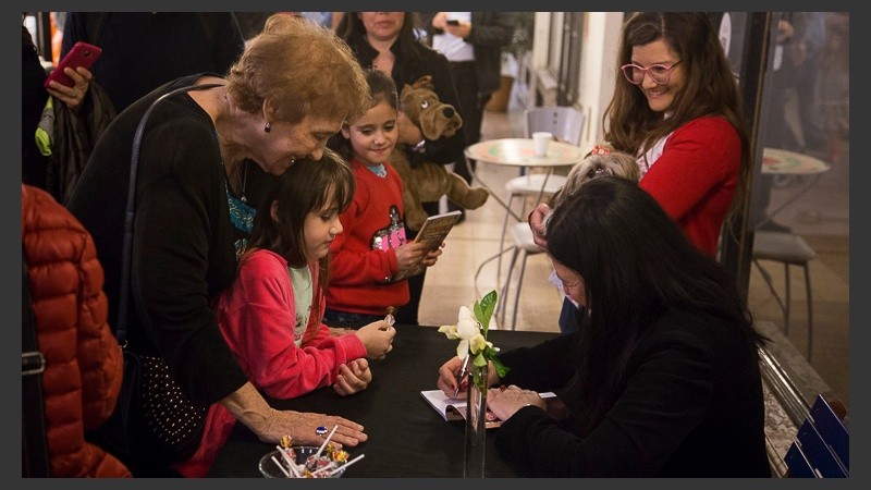 La autora Silvina Pessino autografió sus libros en Pasaje Pan.