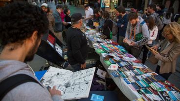 Muchos libros -nuevos y usados- para hojear y comprar.