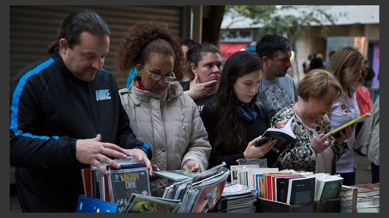 Lectores de todas las edades presentes en la Noche de las Librerías.